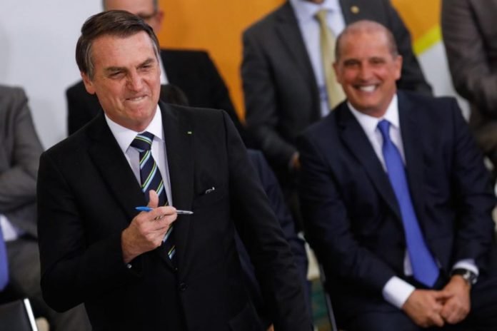 Bolsonaro assina prorrogação auxilio emergencial