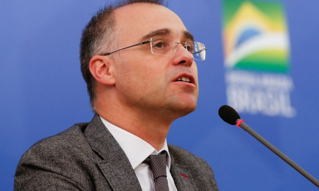 Ministro é internado