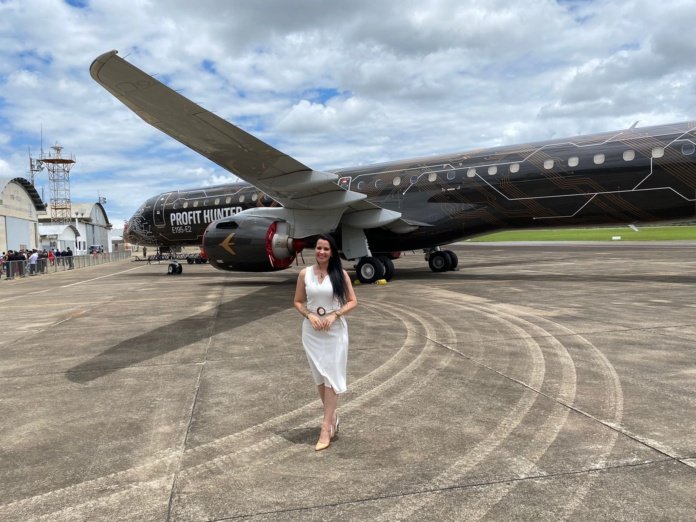 Leticia Aguiar Avião Embraer