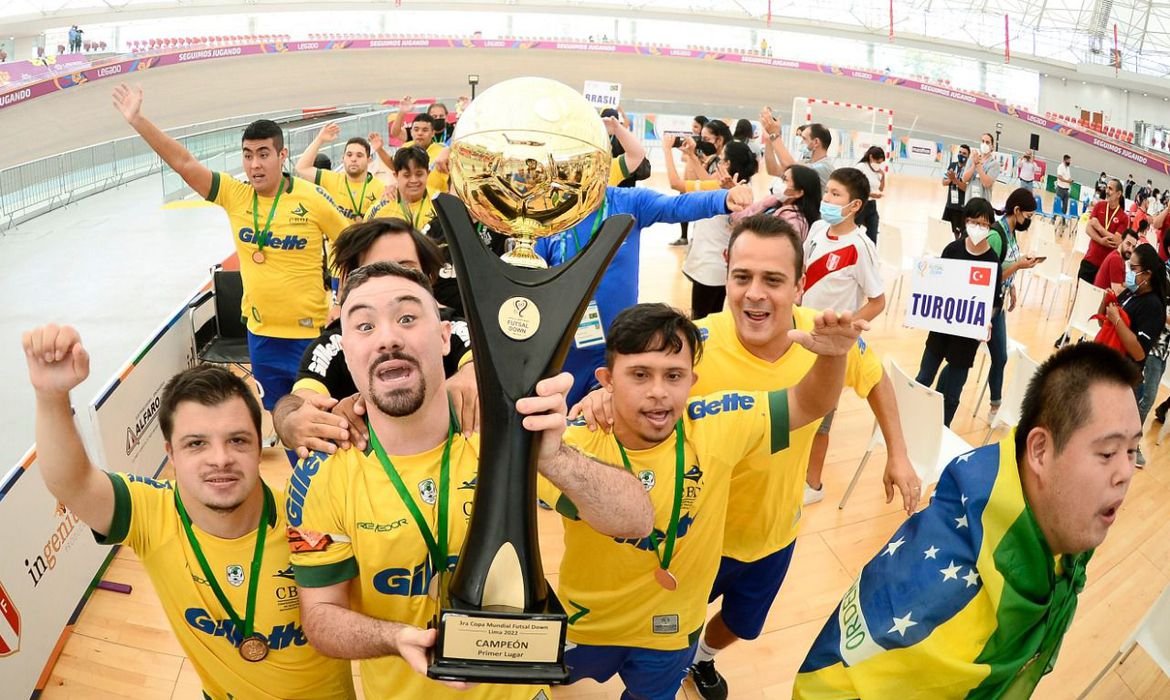 Ele treina a seleção brasileira de futsal Down e hoje é campeão mundial -  17/05/2021 - UOL ECOA