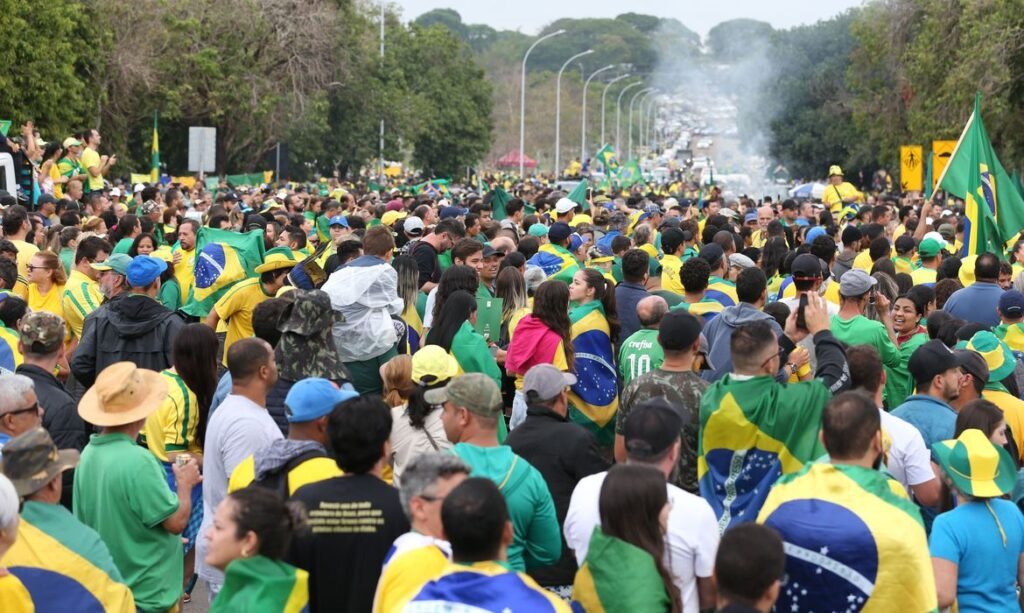 Manifestações em frente a Organizações Militares