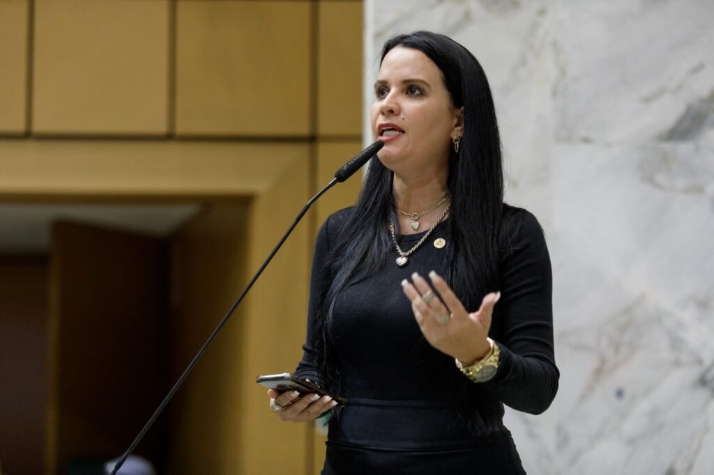 Deputada Leticia Aguiar em plenário