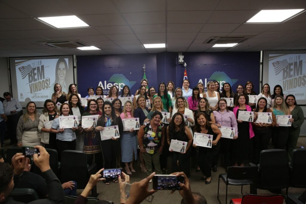 evento de reconhecimento público mulheres entrega de certificado