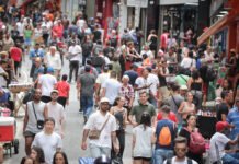 Mais de 1,4 milhão de pessoas saem da linha da pobreza em SP em um ano