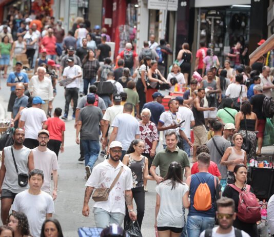 Mais de 1,4 milhão de pessoas saem da linha da pobreza em SP em um ano
