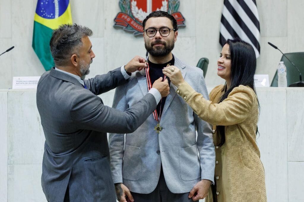 Barbeiro Francisco Emanuel recebe Colar de Honra Ao Mérito Legislativo