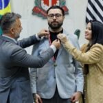 Barbeiro que devolve autoestima a crianças recebe a maior honraria da ALESP Barbeiro Francisco Emanuel recebe Colar de Honra Ao Mérito Legislativo