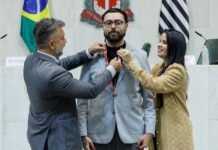 Barbeiro que devolve autoestima a crianças recebe a maior honraria da ALESP Barbeiro Francisco Emanuel recebe Colar de Honra Ao Mérito Legislativo