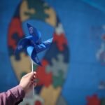 Governo de SP sanciona lei que autoriza fornecimento de protetores auriculares para estudantes com autismo na rede estadual