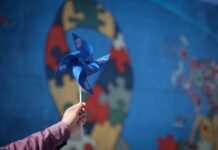 Governo de SP sanciona lei que autoriza fornecimento de protetores auriculares para estudantes com autismo na rede estadual