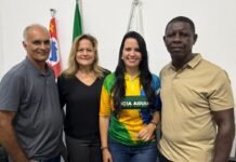 Deputada Leticia Aguiar entrega veículo para transporte de pacientes em Salmourão
