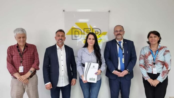 Leticia Aguiar e Senna entregam pedidos para o DER SP-50